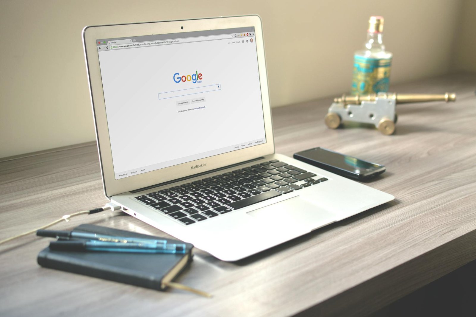 https://www.pexels.com/photo/macbook-air-on-grey-wooden-table-67112/