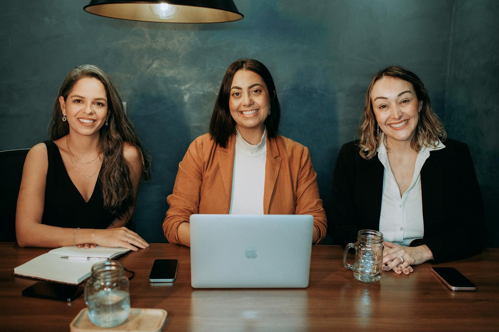 https://www.pexels.com/photo/smiling-colleagues-sitting-at-table-27086162/