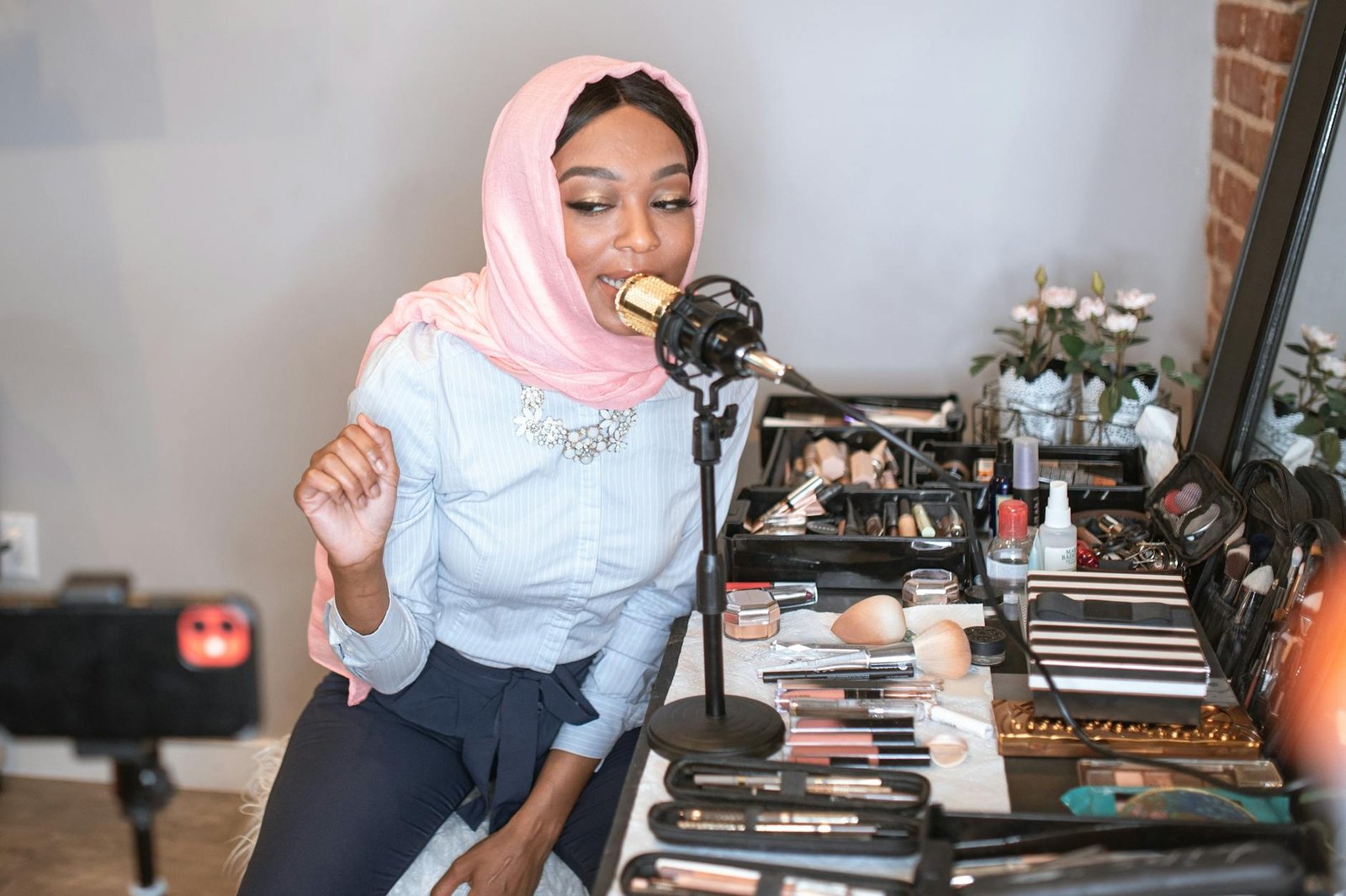 https://www.pexels.com/photo/female-vlogger-in-pink-hijab-using-a-condenser-microphone-4911189/